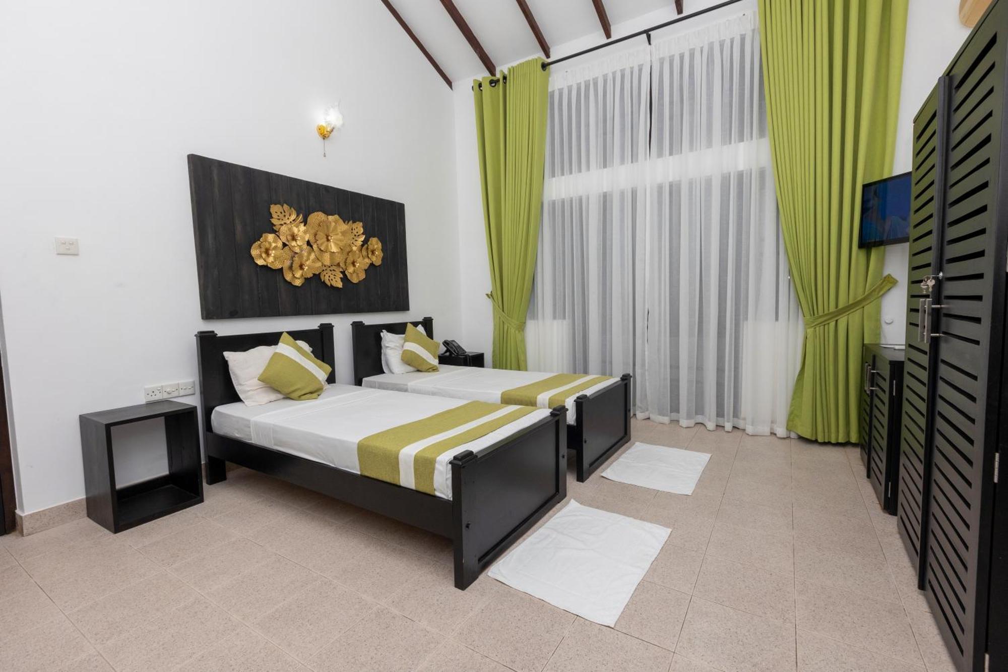 Indra Manel Family Holiday Resort แคนดี้ ภายนอก รูปภาพ